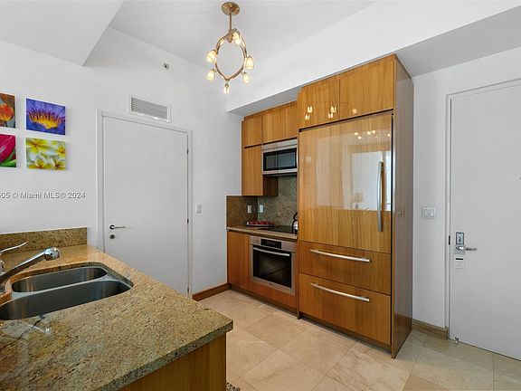 5th image of 50 S Pointe Dr APT 605