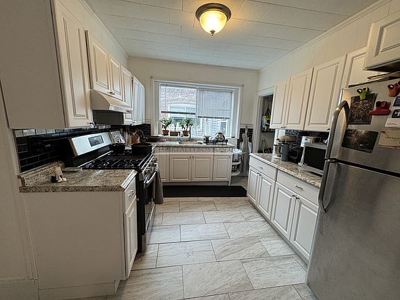 5th image of 809 Washington St #3