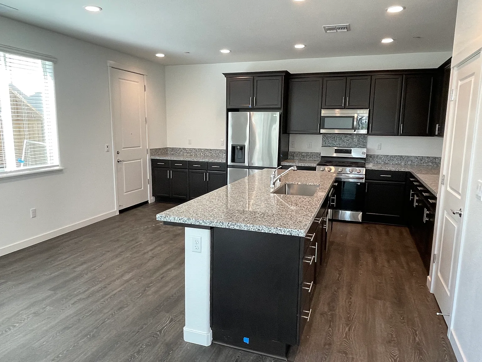 4 bed, 2079 sqft, $4,300 — Photo 3