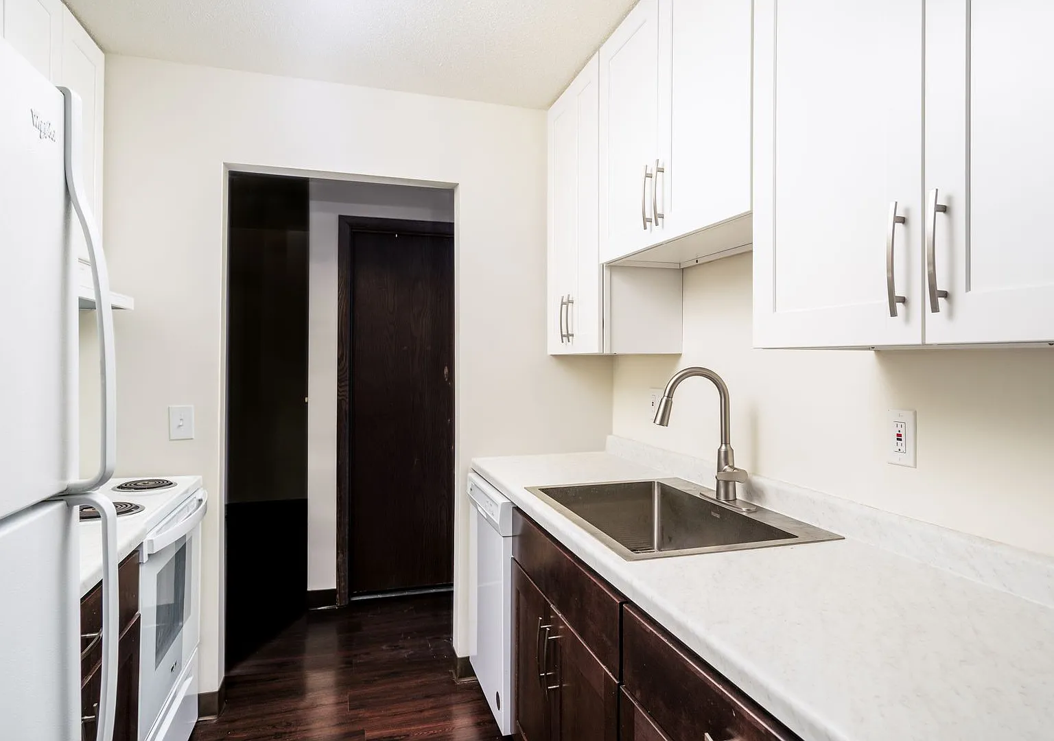 Xerxes Manor Apartments — Photo 3