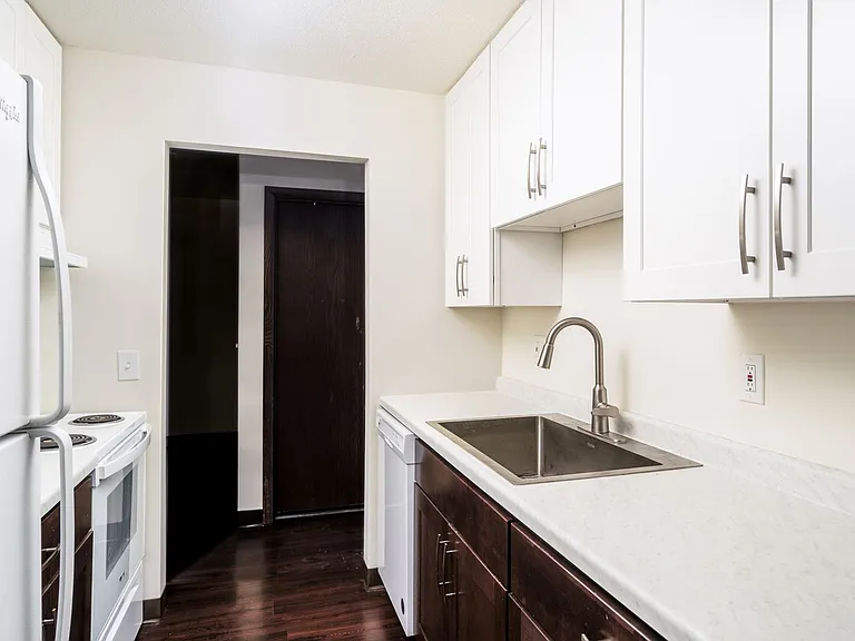 Xerxes Manor Apartments — Photo 31