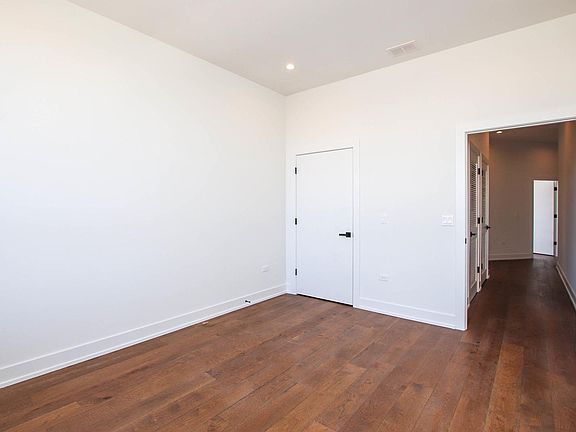 4th image of 1001 N Milwaukee Ave #404
