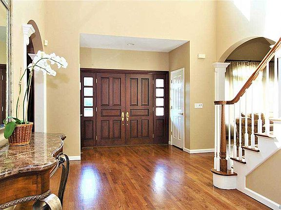 3rd image of 6 Woodbury Farms Dr