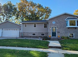 660 4th St SW, Huron, SD 57350