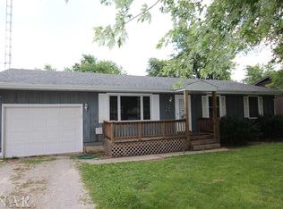 406 S Locust St, Wapella, IL 61777