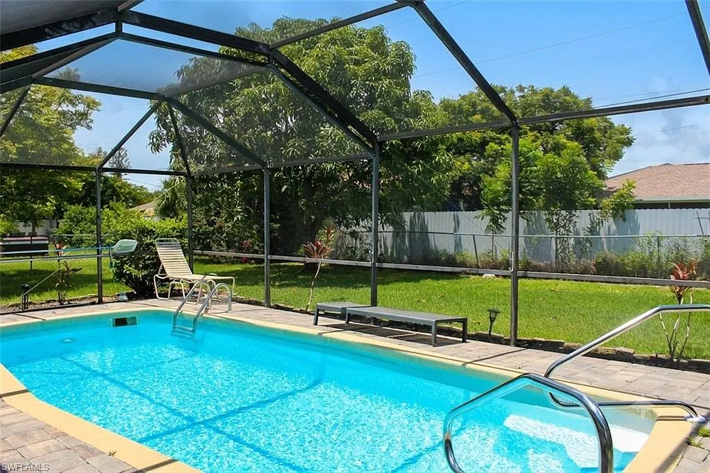 3 bed, 2.0 bath, 1407 sqft, $2,200 — Photo 2