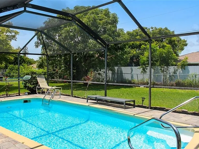 1025 NE Van Loon Ln — Photo 2