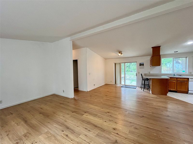 4th image of 41 Allen Dr