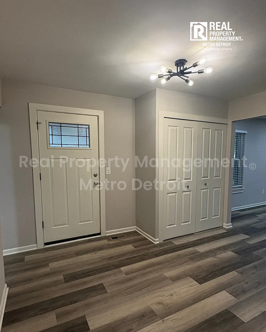 Spacious 4-Bedroom Home in Farmington, Michigan — Photo 3