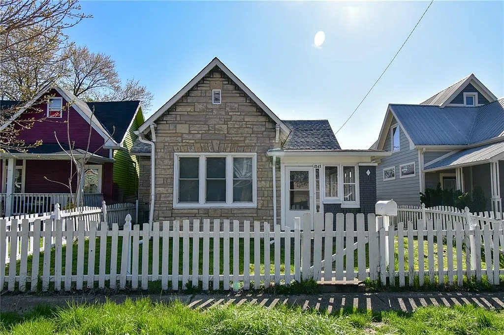 1843 Singleton St photo 1