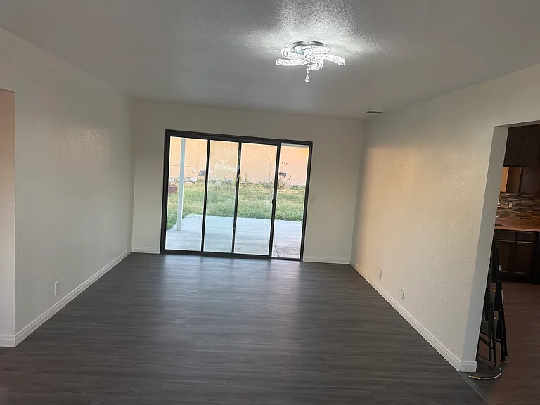 2106 W Olive Ave — Photo 3
