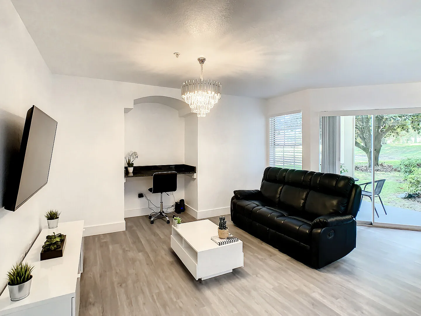Stunning 2- Bedroom Contemporary Condo in Orlando — Photo 1