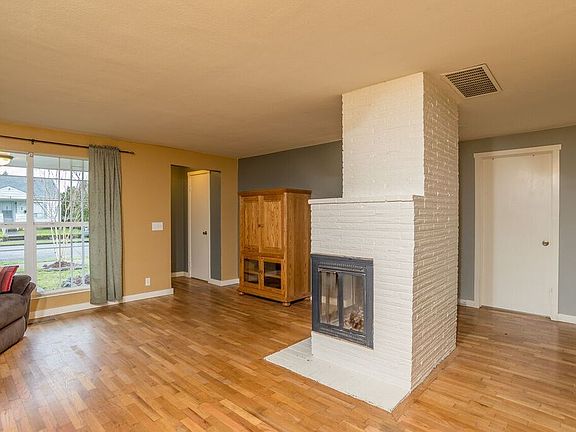Hardwood Floors/Fireplace!