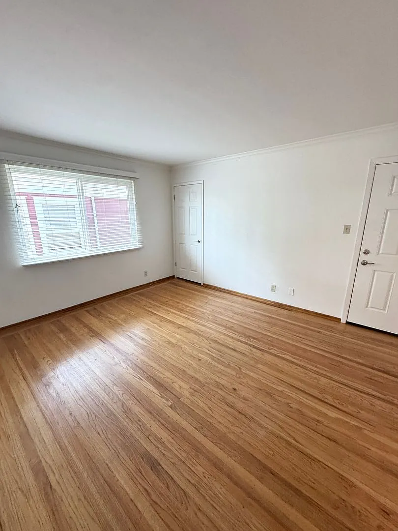 Midtown Apartment — Photo 2