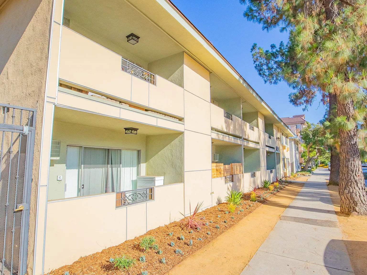 Tujunga Apartments — Photo 1