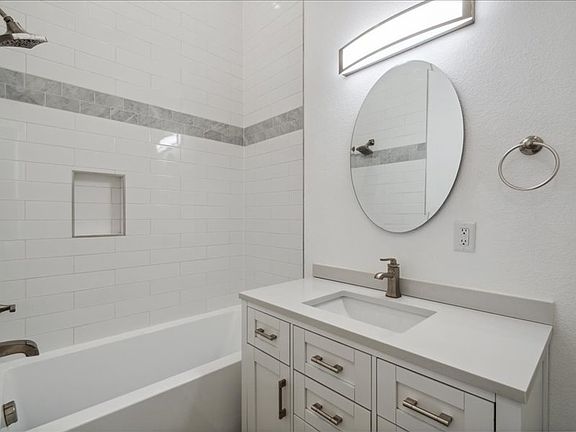 5th image of 1031 W 14th Ave