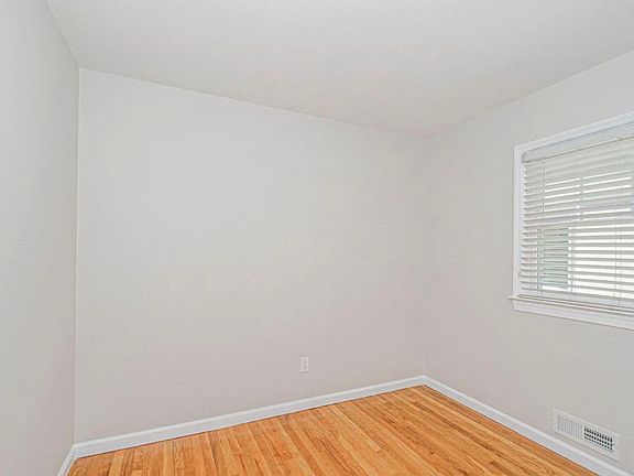 3rd image of 292 Chesterton Ave Floor 1