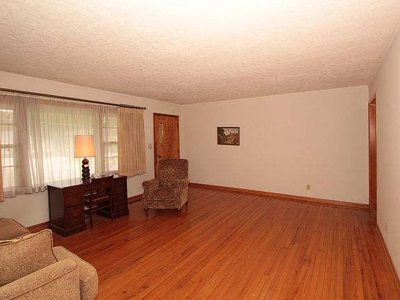 5th image of 108 E 11th St