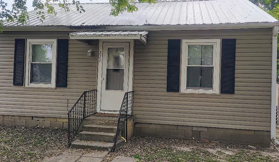 221 N Indianola St
