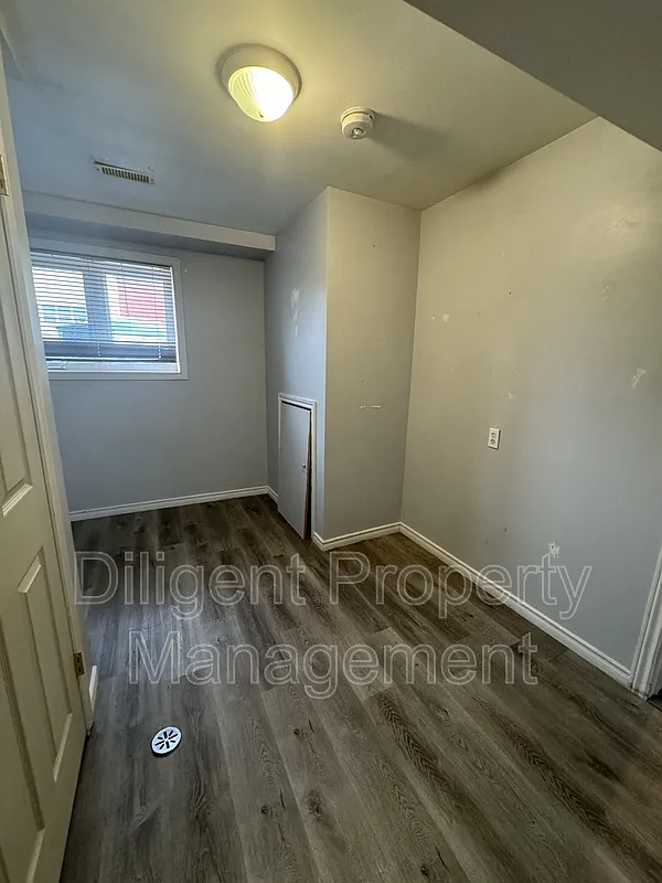 Building Photo - 588 Howden St #6