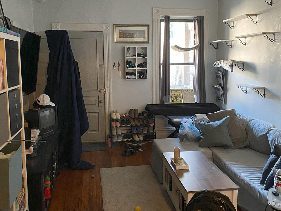 2nd image of 1343 N Ashland Ave APT 1R