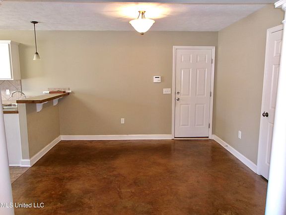 5th image of 106 Basswood Cirle Cir