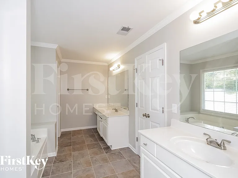 668 Hunters Trce — Photo 11