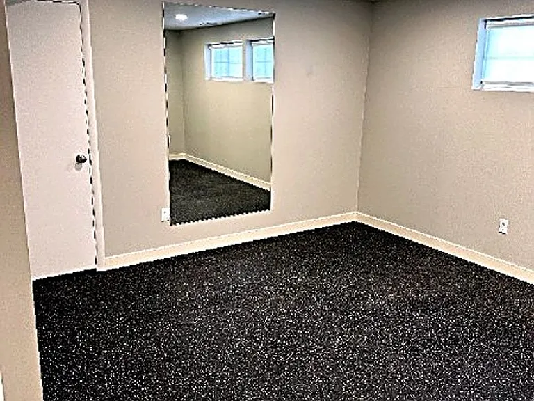 1102 E Sleepy Hollow Ln — Photo 2