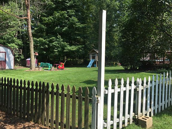 5th image of 465 Oak Meadow Dr