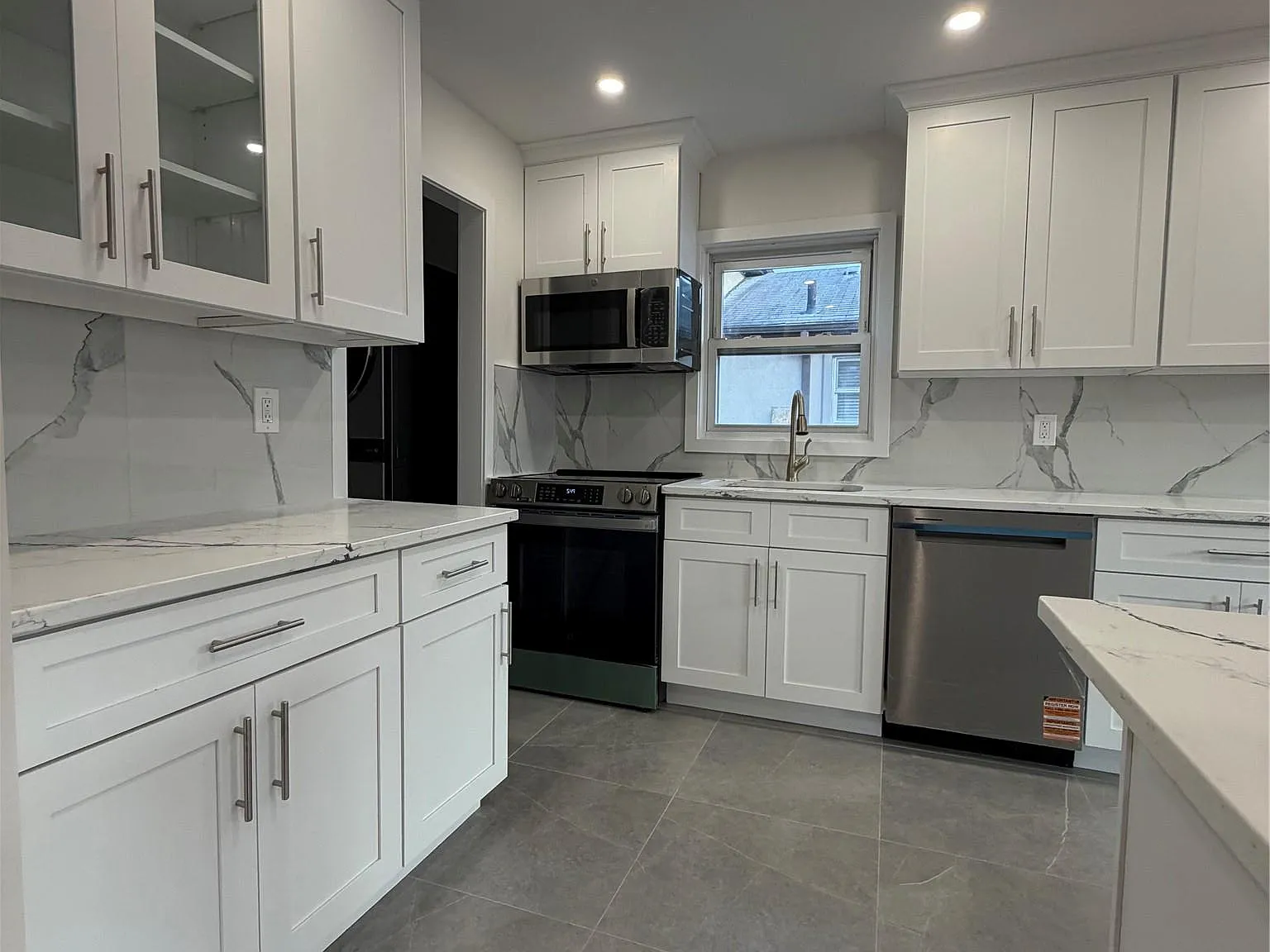 3 bed, 2.0 bath, 3267 sqft, $4,200 — Photo 4