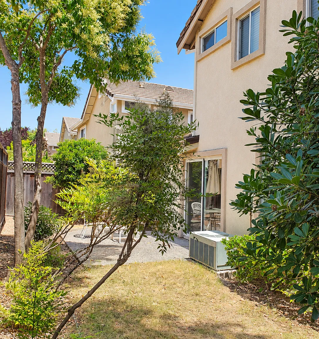 3 bed, 2.5 bath, 1580 sqft, $4,200 — Photo 3