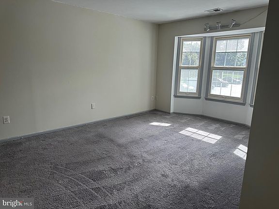 3rd image of 128 Andover Pl