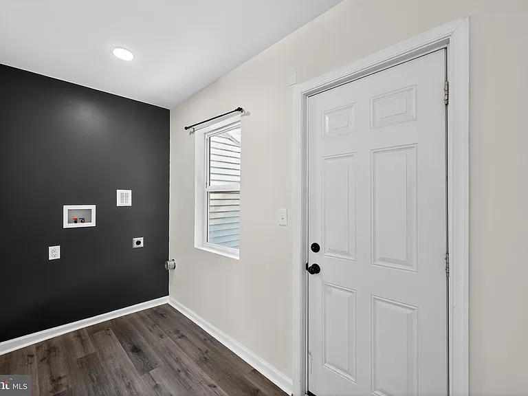 153 N Queen St — Photo 20