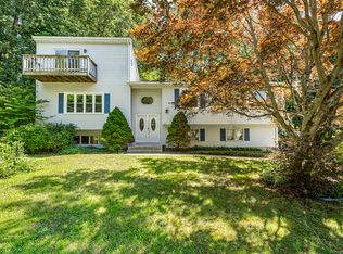 22 Ravenwood Rd, North Stonington, CT 06359