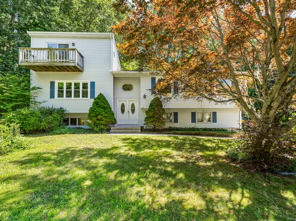 22 Ravenwood Road, North Stonington, CT 06359