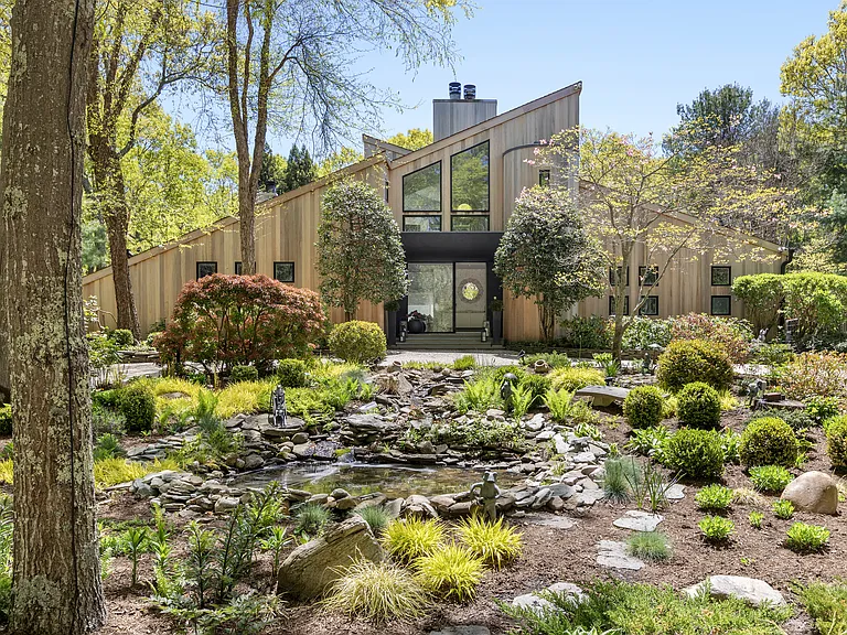 570 Sag Harbor Tpke — Photo 3