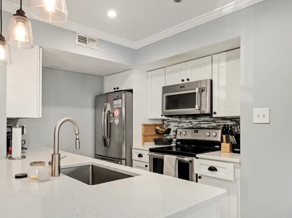 3313 Wyndham Cir APT 2220, Alexandria, VA 22302