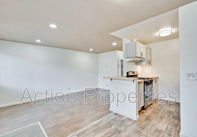 1084 Wentworth St #4 — Photo 22