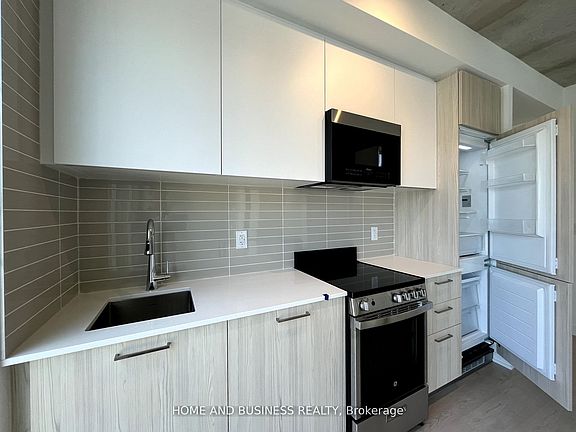 4th image of 65 Mutual St #2304