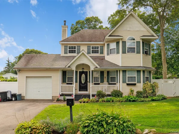 50 Washburn Street, Lake Grove, NY 11755