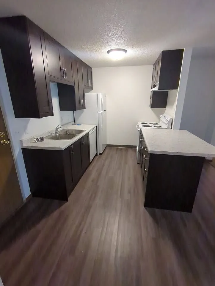 Regency East Apartments — Photo 4