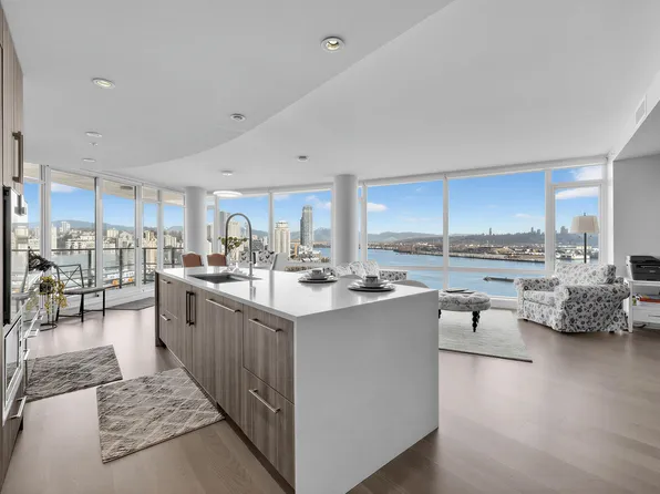 210 Salter St #1705, New Westminster, BC V3M 0J9