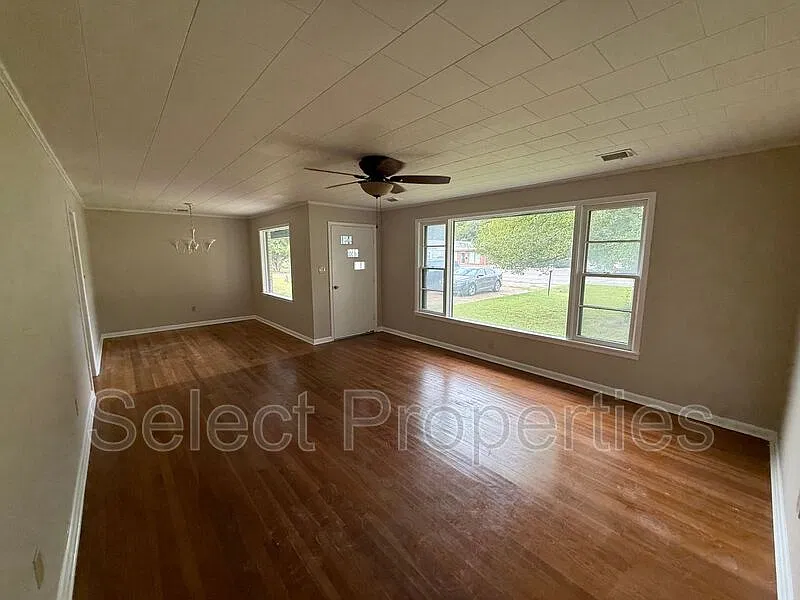 3 bed, 1.0 bath, 1200 sqft, $1,350 — Photo 2
