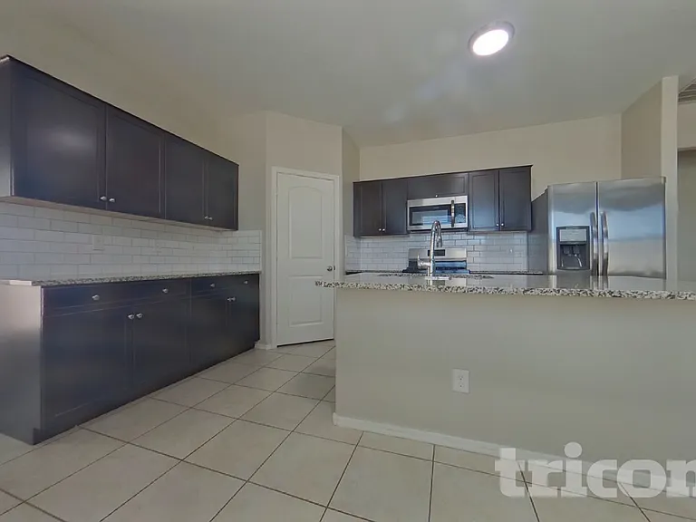 29300 W Clarendon Ave — Photo 4