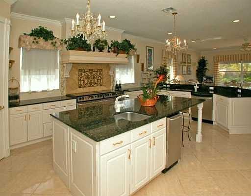 Huge Kitchen w/8 ft Island