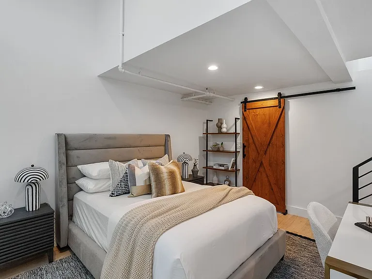 1037 N Laurel Ave #19C — Photo 60