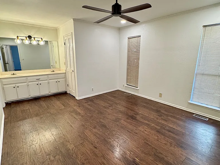 420 W 7th St — Photo 2