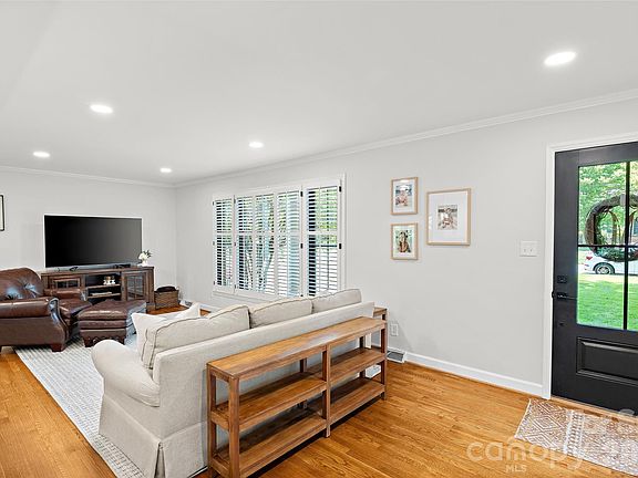 4th image of 3724 Champaign St