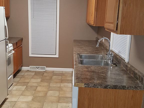 5th image of 902 Marion Ave