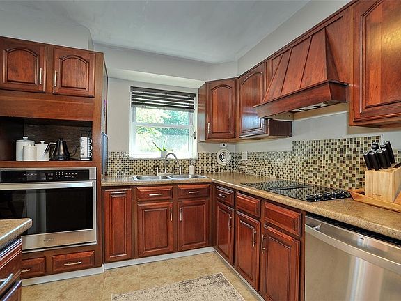 4th image of 318 Smallwood Dr